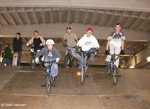 Garbsener BMX-Fans (Foto: Stadt Garbsen) Garbsener BMX-Fans in der Skatehall