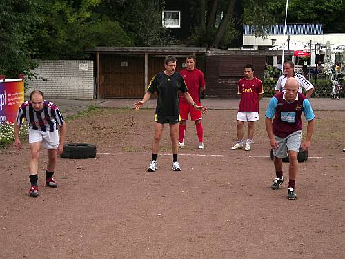 Spezielles Training gegen Widerstände Spezielles Training der Hemminger gegen Widerstünde (in der Mitte in schwarz Thomas Ruminski)