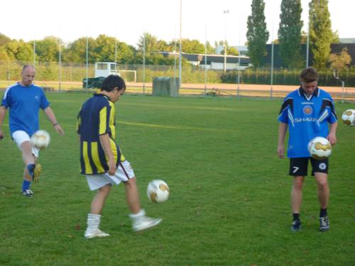 Lockerer Trainingsbeginn mit Ball Lockerer Trainingsbeginn mit Ball
