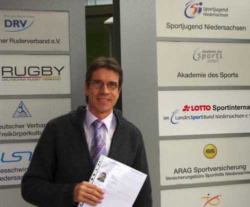 Thomas Ruminski mit Trainerzertifikat Thomas Ruminski mit Trainerzertifikat vor der Akademie des Sports in Hannover