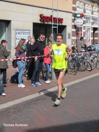 Norden - Thomas Ruminski gewinnt leicht und locker die Landesmeisterschaft im 10 km Straßenlauf am 14.4.2012