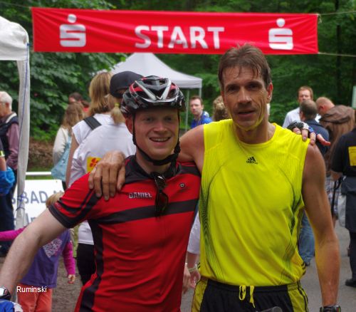 Europameister Thomas Ruminski (SVE Hiddestorf, rechts in gelb) bedankt sich beim Triathleten Daniel vom SC Bad Münder, der das Führungsfahrrad gefahren hat