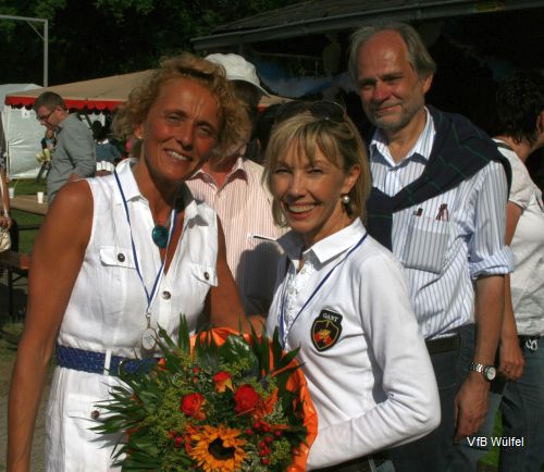 Regina Dieselhorst (1. Vorsitzende des VfB) und Doris Schröder-Köpf (v.l.)