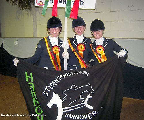 Die Siegerinnen Kim Yvette Kailing, Sarah Schubert und Lyn Lisette Kailing (v.l.) nach der Platzierung auf der Reitanlage des Reitsportswintermühle in Frankfurt am Main