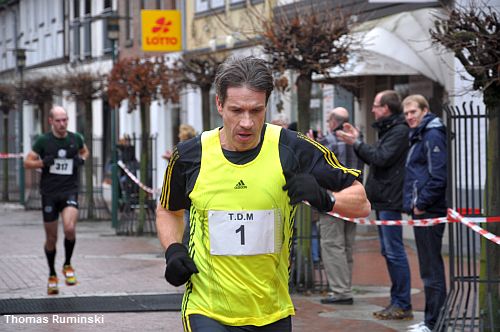 Mit der Nummer eins Europameister Thomas Ruminski (SVE Hiddestorf) beim Zieldurchlauf in der ersten von zwei Runden