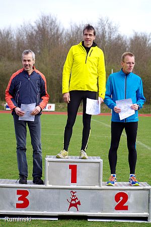 Jürgen Schwarz (SC Lüchow), Sieger Thomas Ruminski (SVE Hiddestorf) und Ingo Jagdhuber (LG Bremen Nord - v.l.)