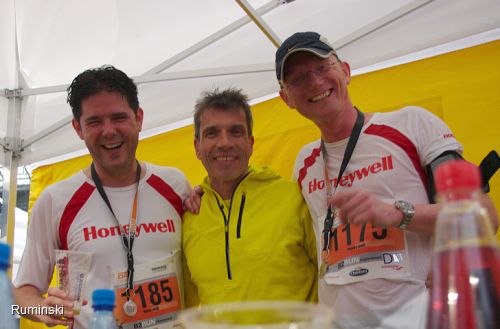 Björn Jackisch (Geschäftsführer Honeywell Seelze), Europameister Thomas Ruminski, Mattis Gosmann (Global Business Manager IFC Honeywell Seelze)