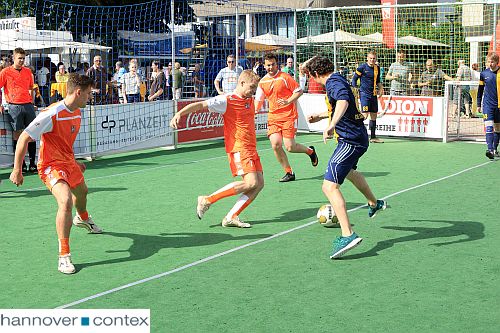 Die späteren Turnierdritten Die Dillas (dunkles Trikot) im Vorrundenspiel gegen die Johanniter