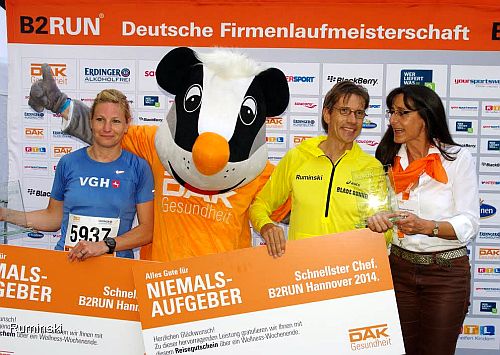 20140612ruminski Europameister Thomas Ruminski in Hannover mit dem Pokal schnellster Chef