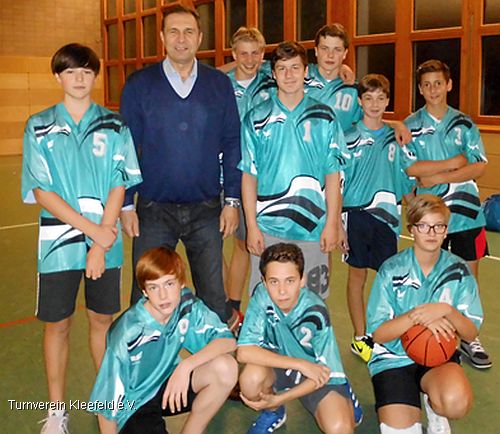 Die jungen Basketballer des TVK mit Trainer Igor Gromak vor dem Spiel